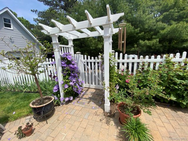96 W Tiana Road, Hampton Bays, NY 11946