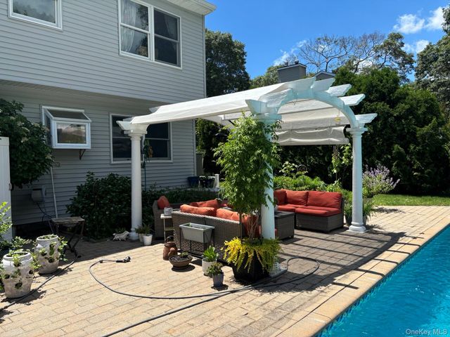 96 W Tiana Road, Hampton Bays, NY 11946
