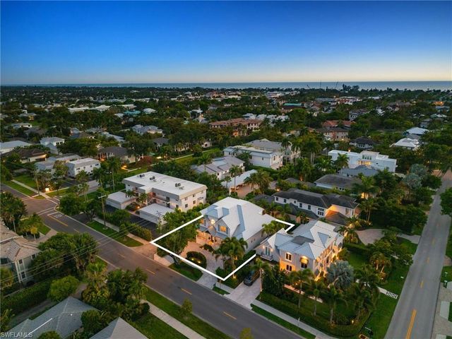 950 8th ST S, Naples, FL 34102