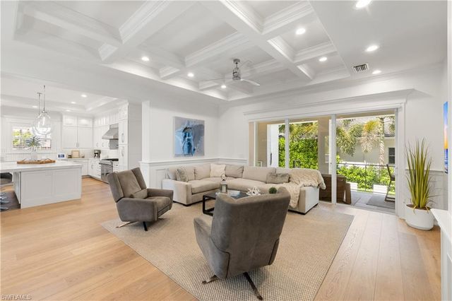 950 8th ST S, Naples, FL 34102
