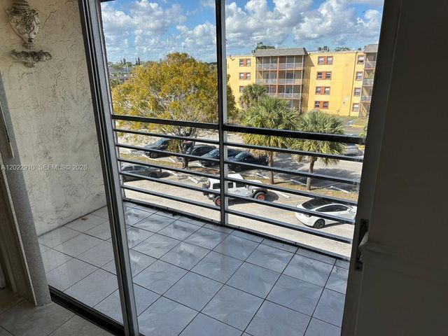 2800 NW 56th Ave B403, Lauderhill, FL 33313