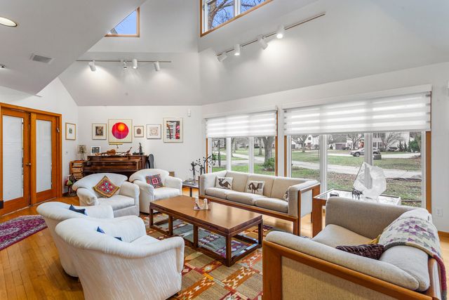 2402 N Nottingham Court, Champaign, IL 61821