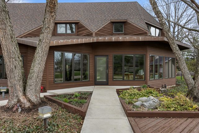 2402 N Nottingham Court, Champaign, IL 61821