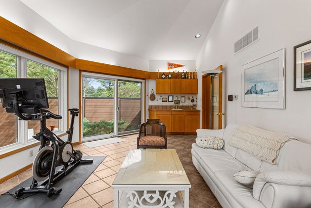 2402 N Nottingham Court, Champaign, IL 61821