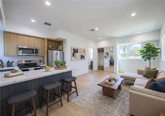 2012 Dunsmuir Avenue B, Los Angeles, CA 90016