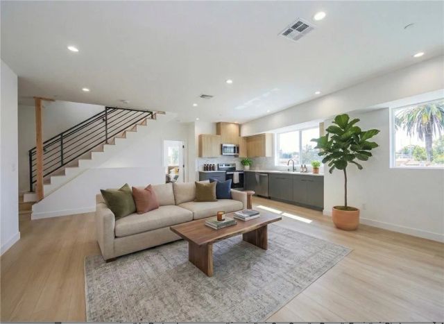 2012 Dunsmuir Avenue B, Los Angeles, CA 90016