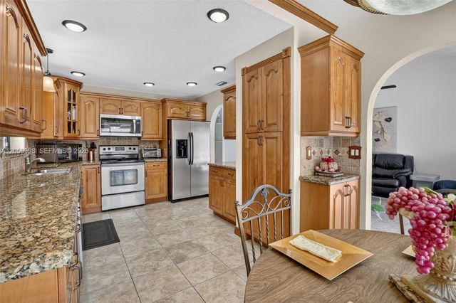 11584 Waterford Ct, Cooper City, FL 33026