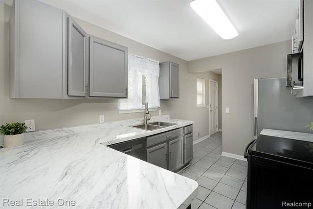 4281 Marcus Road, Waterford, MI 48329