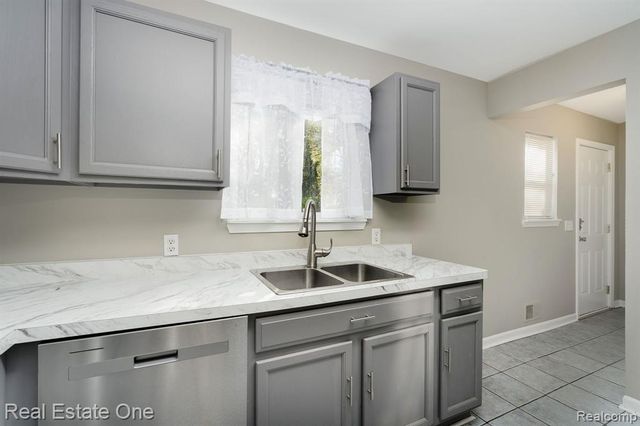 4281 Marcus Road, Waterford, MI 48329