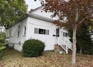16 Ash St, Fairhaven, MA 02719