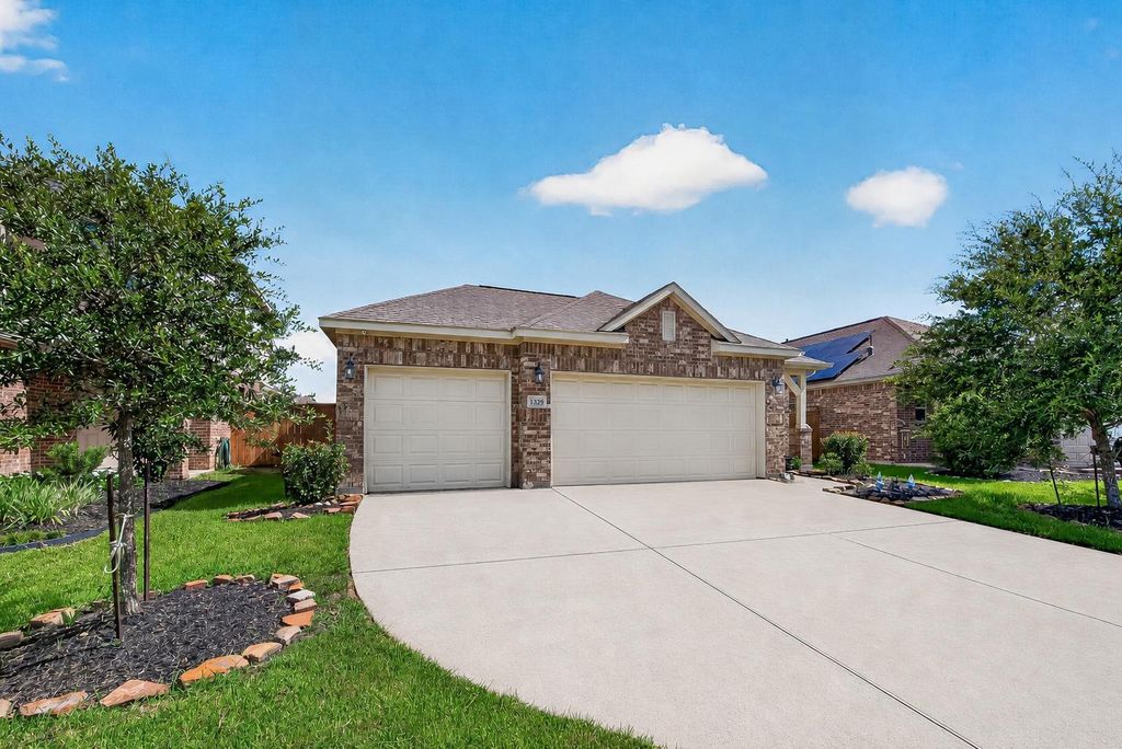1329 Red Hills Drive, Rosharon, TX 77583