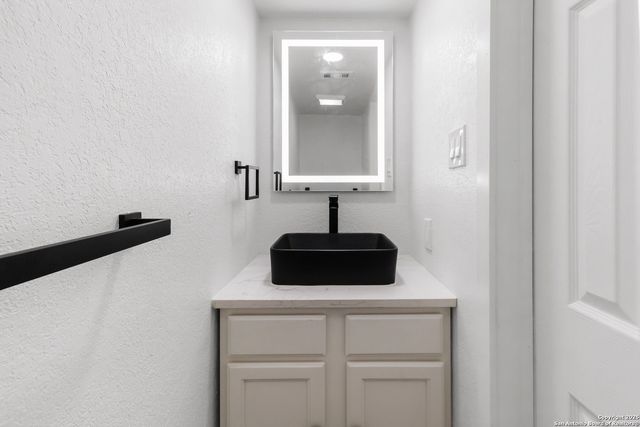 9346 Valley Hedge, San Antonio, TX 78250