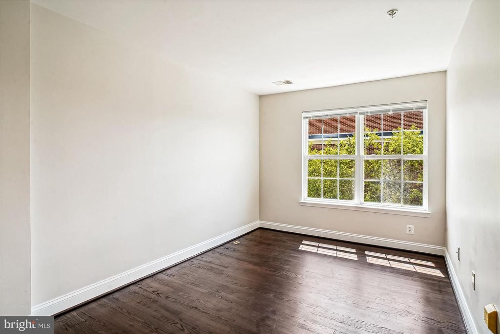 Image 14 of property listing at 12962 CLARKSBURG SQUARE RD, Clarksburg, MD 20871