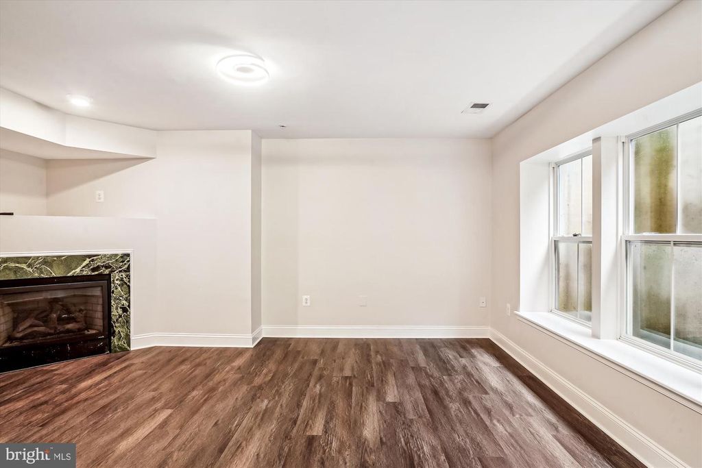 Image 26 of property listing at 12962 CLARKSBURG SQUARE RD, Clarksburg, MD 20871