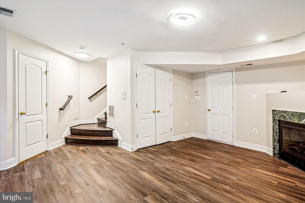 Image 27 of property listing at 12962 CLARKSBURG SQUARE RD, Clarksburg, MD 20871