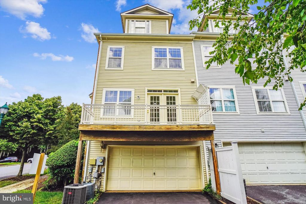 Image 38 of property listing at 12962 CLARKSBURG SQUARE RD, Clarksburg, MD 20871