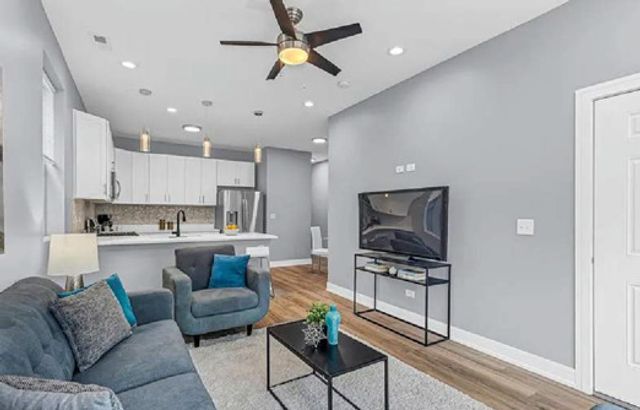 4155 S Prairie Avenue, Chicago, IL 60653