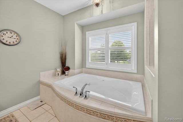 8746 N Hills Court, Howell, MI 48843