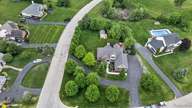 8746 N Hills Court, Howell, MI 48843