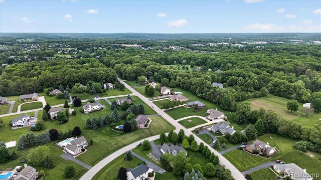 8746 N Hills Court, Howell, MI 48843