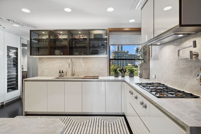 1540 N Lake Shore Drive 8N, Chicago, IL 60610