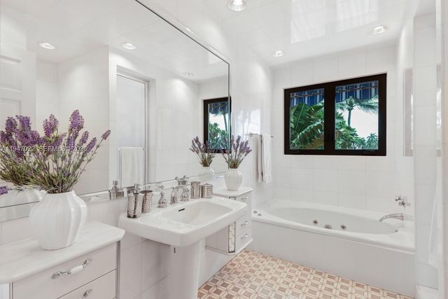 56 S Hibiscus Dr, Miami Beach, FL 33139