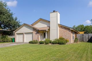1305 Glenview Ln, Angleton, TX 77515