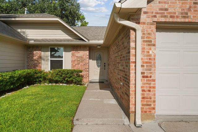 702 W Country Grove Circle, Pearland, TX 77584