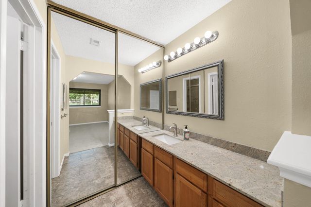 702 W Country Grove Circle, Pearland, TX 77584