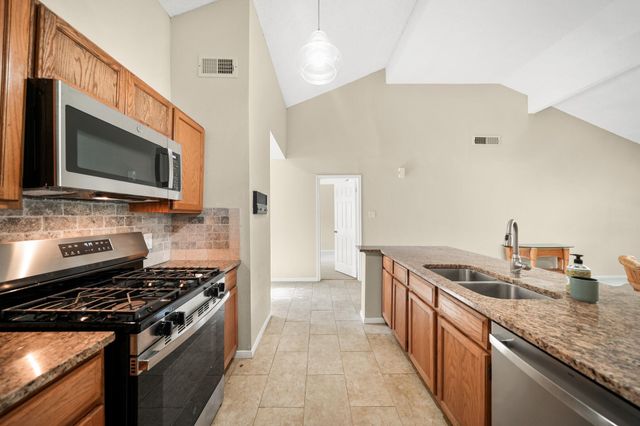 702 W Country Grove Circle, Pearland, TX 77584