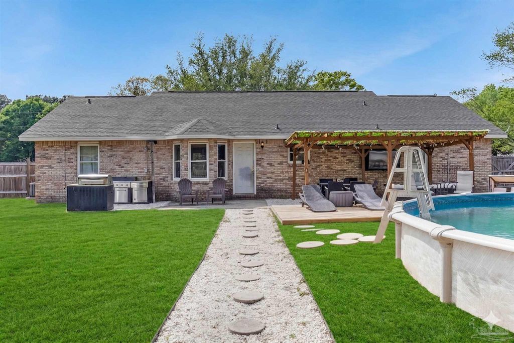 6332 Jason Dr, Milton, FL 32570