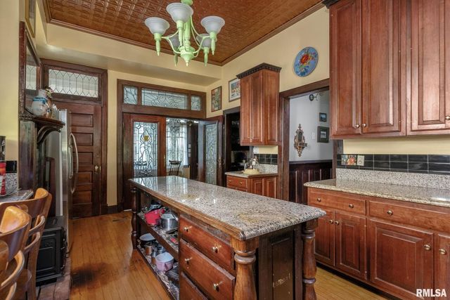 817 W 7TH Street, Davenport, IA 52802