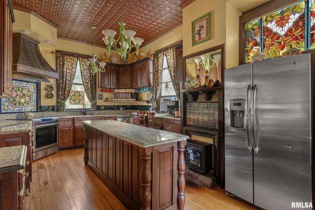 817 W 7TH Street, Davenport, IA 52802