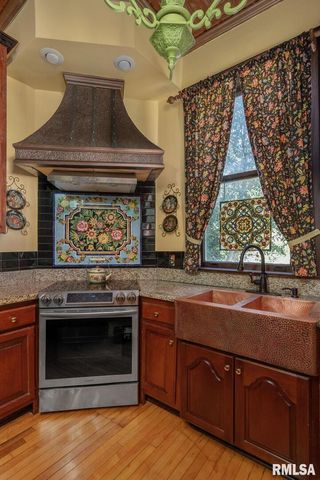 817 W 7TH Street, Davenport, IA 52802