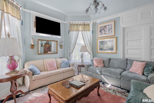 817 W 7TH Street, Davenport, IA 52802