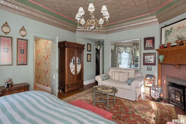 817 W 7TH Street, Davenport, IA 52802