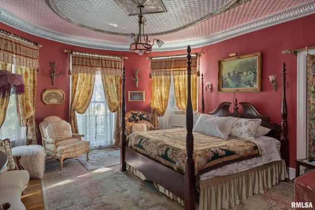 817 W 7TH Street, Davenport, IA 52802