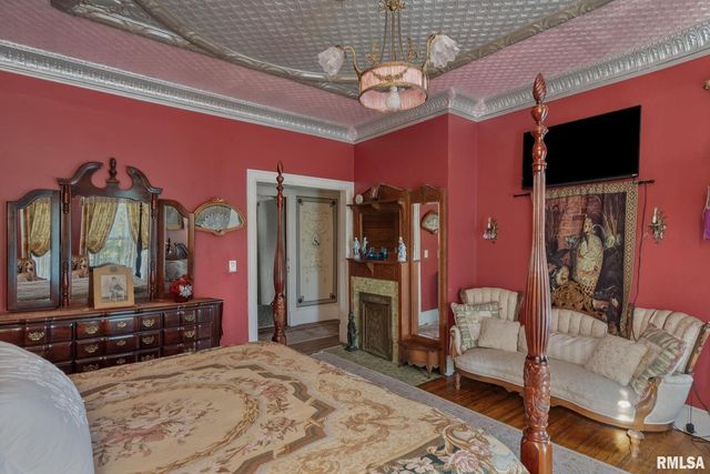 817 W 7TH Street, Davenport, IA 52802