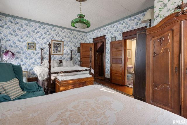 817 W 7TH Street, Davenport, IA 52802