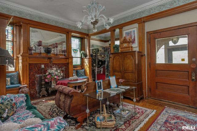 817 W 7TH Street, Davenport, IA 52802