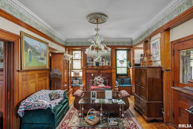 817 W 7TH Street, Davenport, IA 52802