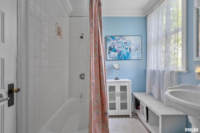 817 W 7TH Street, Davenport, IA 52802