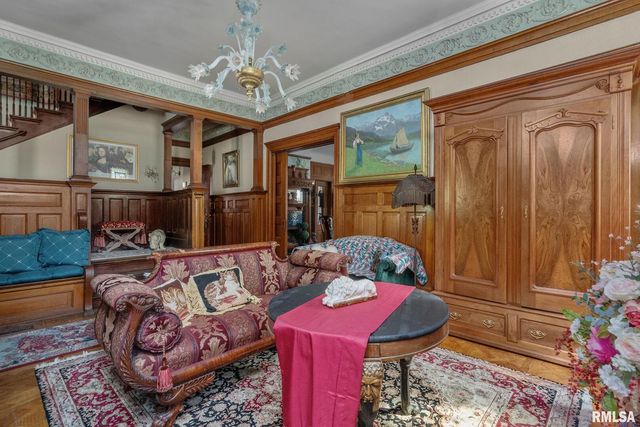 817 W 7TH Street, Davenport, IA 52802