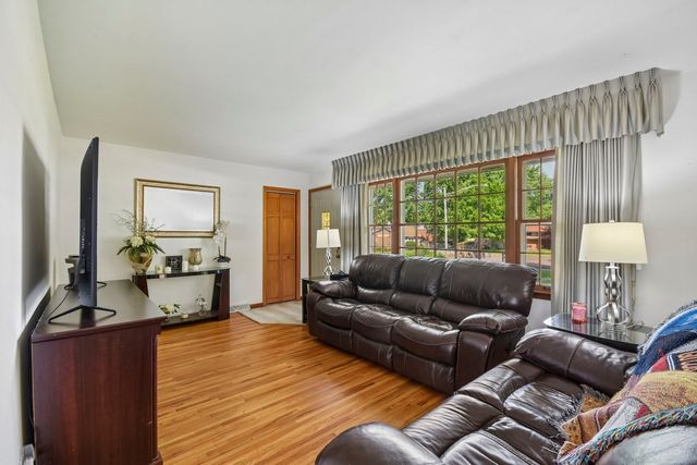 201 Laura Avenue, Shorewood, IL 60404