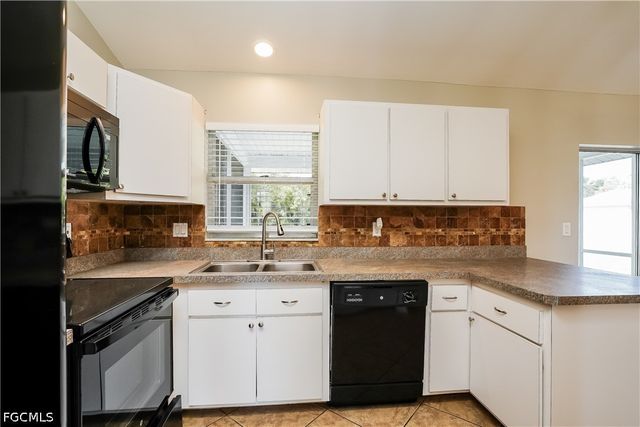 1724 SW 2nd PL, Cape Coral, FL 33991