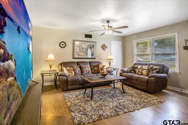 2216 Pleasent Dr, Tyler, TX 75701