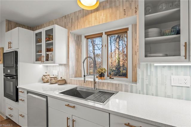 910 Idlewilde Heath Court, Winston-salem, NC 27106