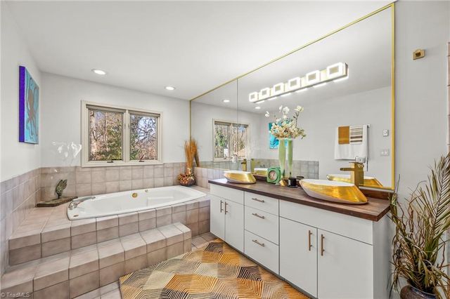 910 Idlewilde Heath Court, Winston-salem, NC 27106