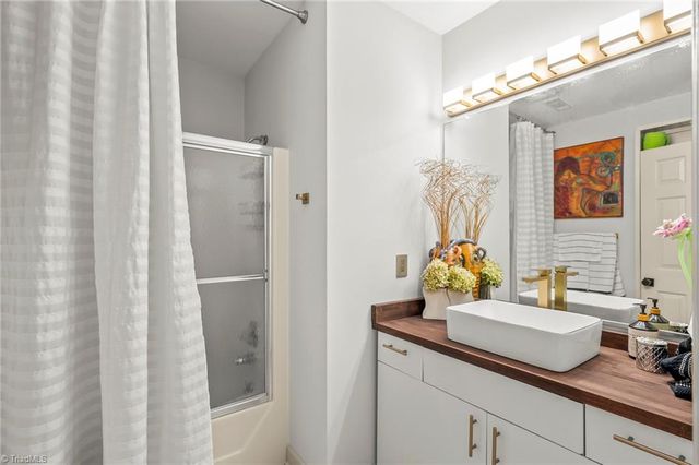 910 Idlewilde Heath Court, Winston-salem, NC 27106