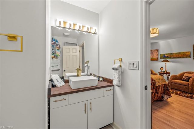 910 Idlewilde Heath Court, Winston-salem, NC 27106